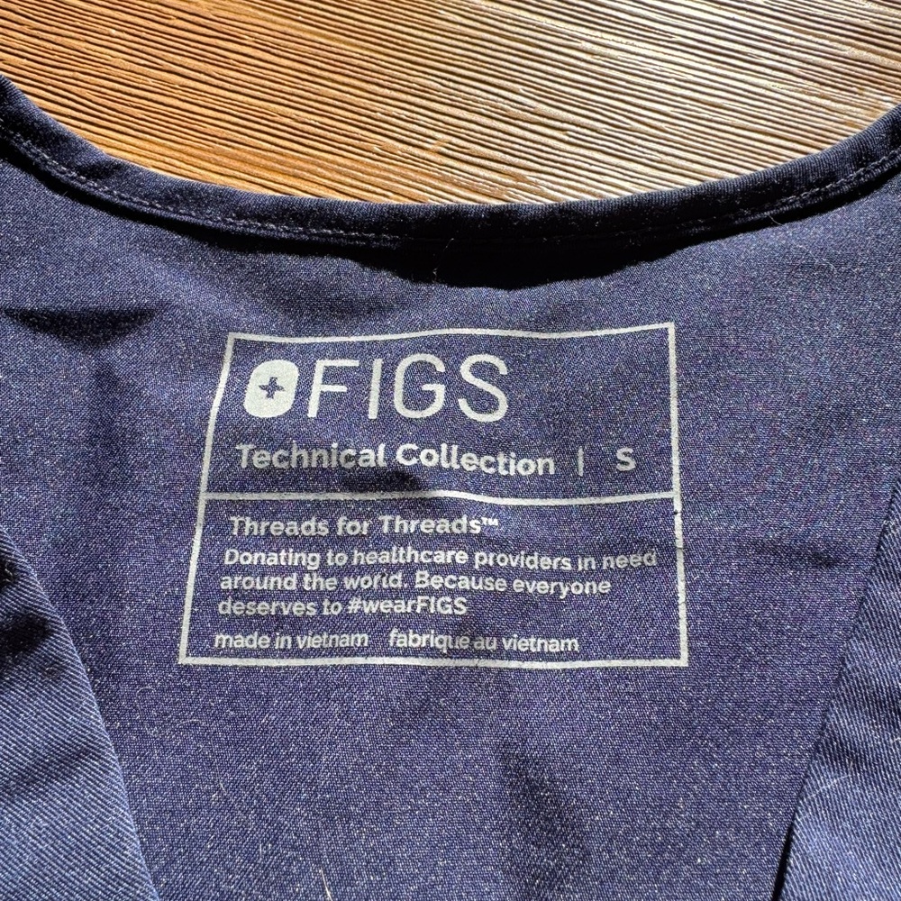 Figs Caterina one pocket top in navy